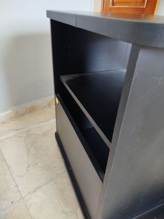 Mueble TV negro con estante