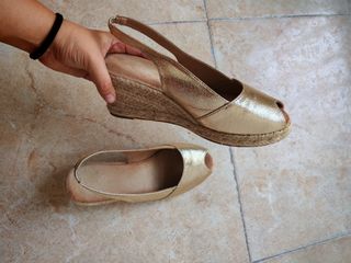 Sandalias cuña doradas usadas