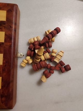 CAJA-ESTUCHE JUEGO DE AJEDREZ CON FICHAS