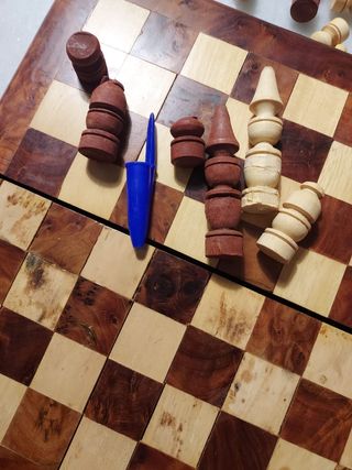 CAJA-ESTUCHE JUEGO DE AJEDREZ CON FICHAS