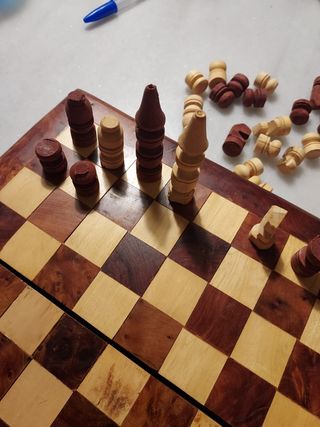 CAJA-ESTUCHE JUEGO DE AJEDREZ CON FICHAS