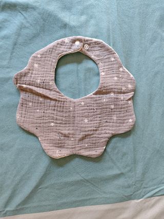 Canastilla bebé estrellas - babero, manta y sonaje