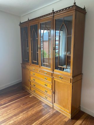 Vitrina madera cristal estilo clásico