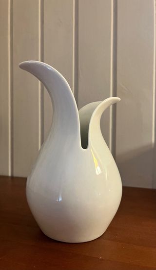 Jarrón decorativo de fina cerámica blanca