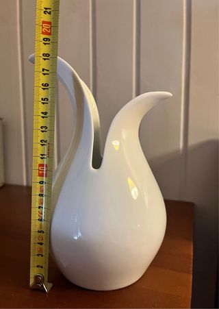 Jarrón decorativo de fina cerámica blanca