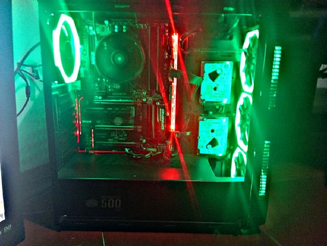 PC fisso, con montor, hardisk, webcam, mouse, GPU