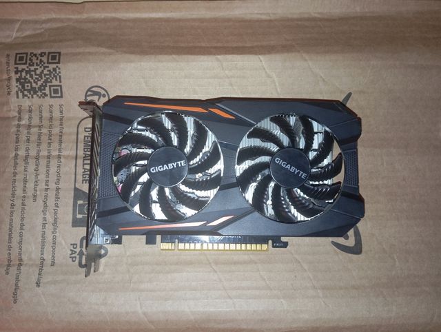 PC fisso, con montor, hardisk, webcam, mouse, GPU