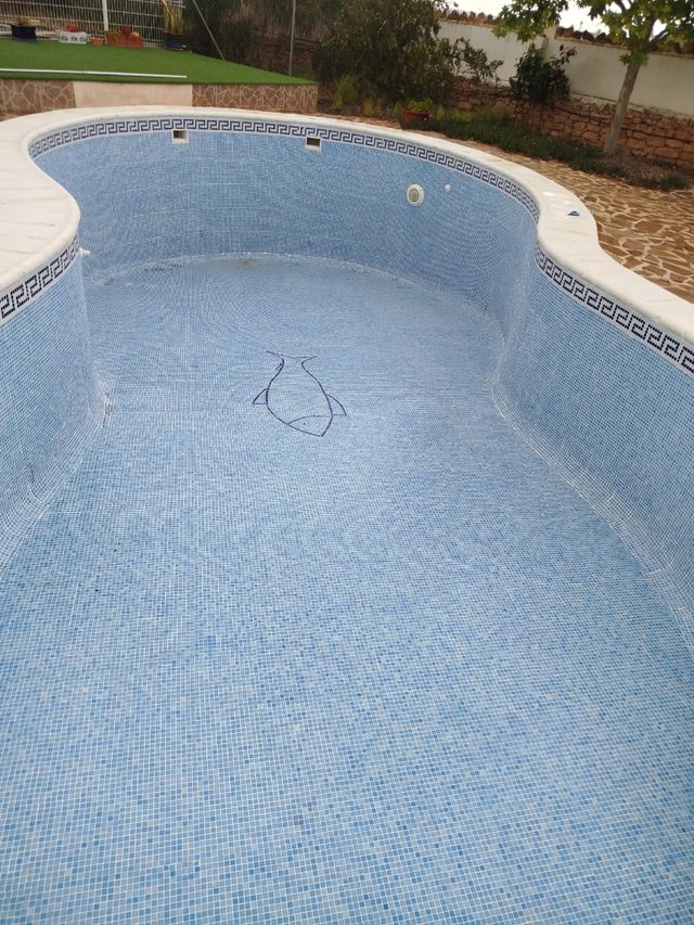 Reparamos el gresite y junteamos piscinas.