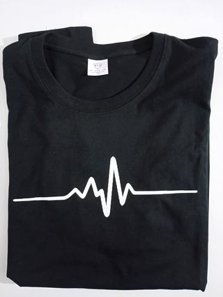 Camiseta negra minimalista talla M