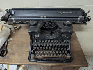 Hispano Olivetti M40: Máquina de escribir