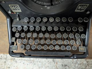 Hispano Olivetti M40: Máquina de escribir