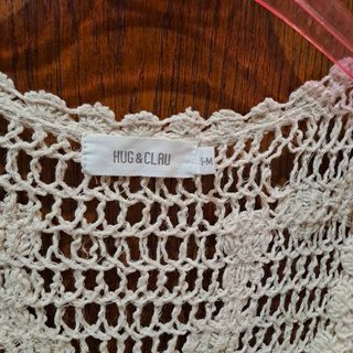 Chaleco crochet beige Hug and Clau