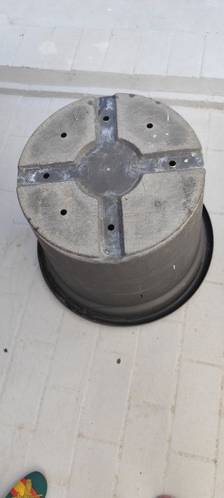 Maceta grande de poliuretano sin ruedas