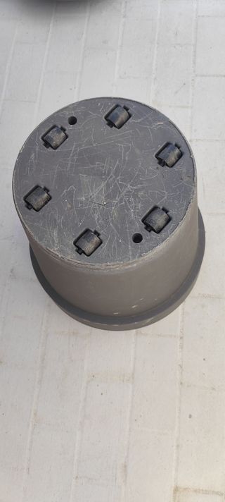 Maceta grande de poliuretano con ruedas.