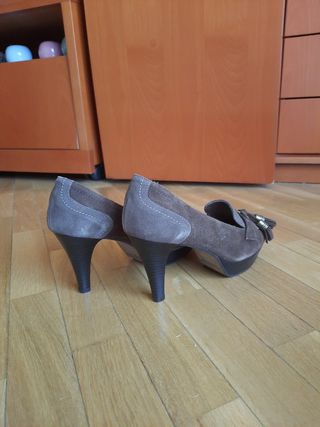 Zapatos mocasín tacón marrón ante.