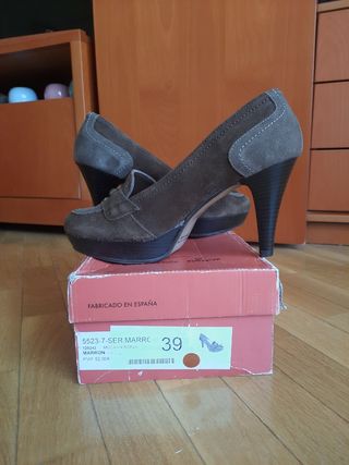 Zapatos mocasín tacón marrón ante.