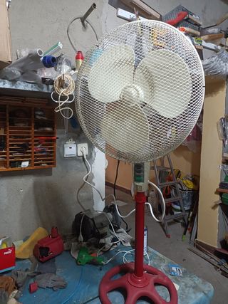 Ventilador de pie antiguo