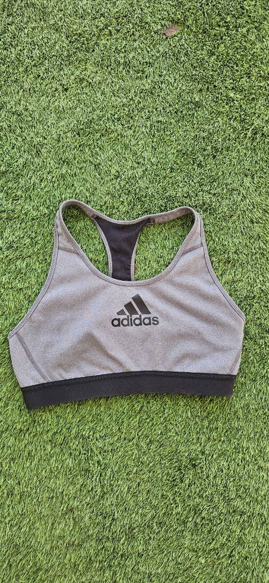 Top deportivo Adidas gris y negro