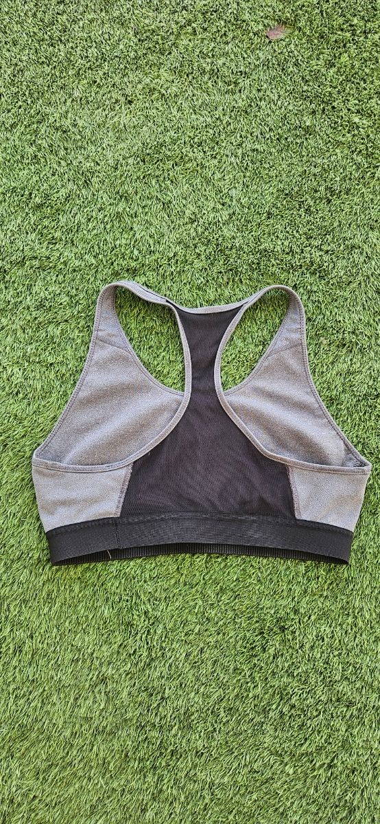 Top deportivo Adidas gris y negro