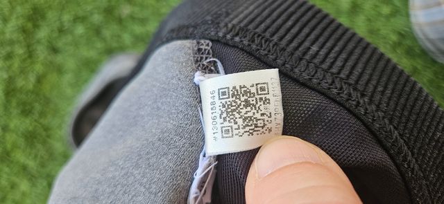 Top deportivo Adidas gris y negro