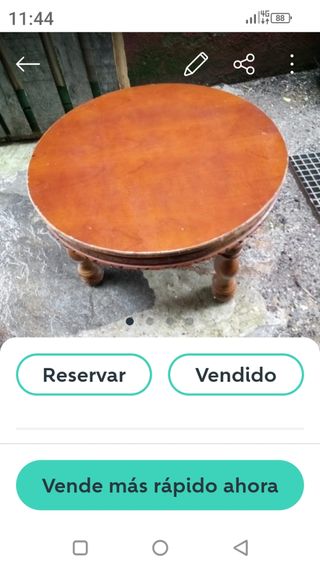 Mesita madera marrón. 