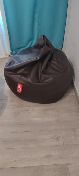 Puf marrón de piel sintética