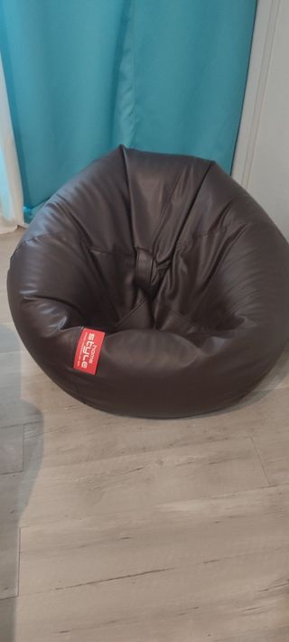 Puf marrón de piel sintética