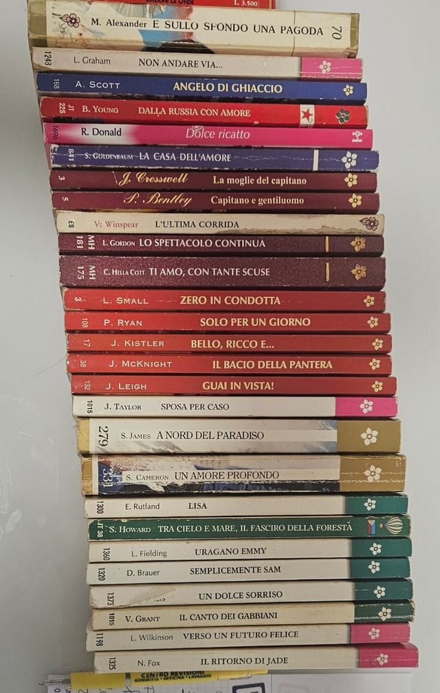 35 libri (27 Harmony, 8 Bluemoon)