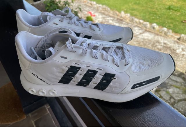 Zapatillas Adidas hombre Blancas y Negras.