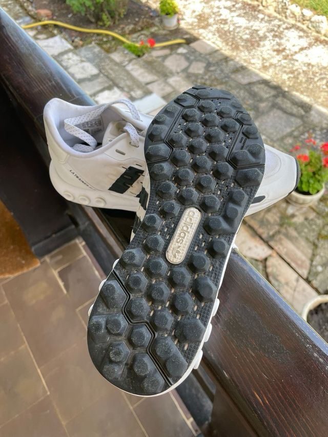Zapatillas Adidas hombre Blancas y Negras.