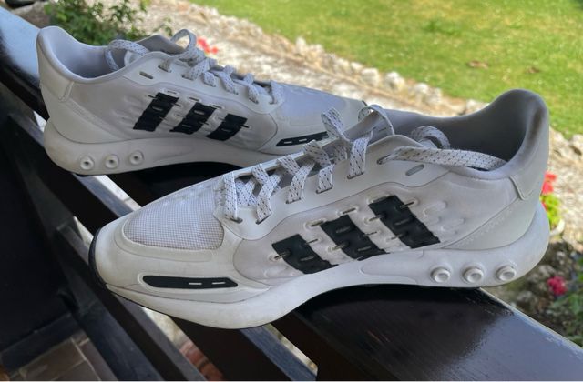 Zapatillas Adidas hombre Blancas y Negras.