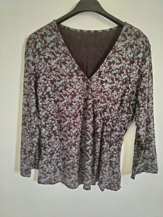 Maglia fiori turchese sfondo marrone