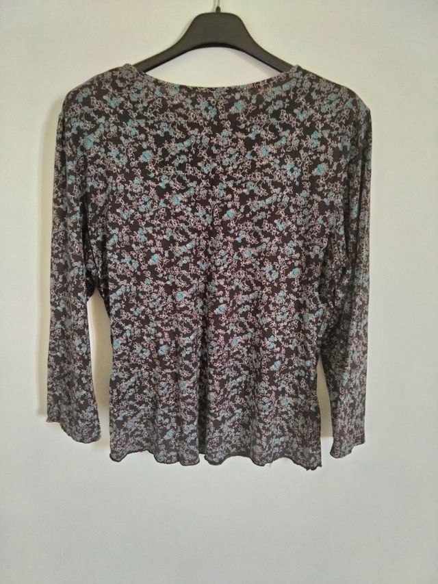 Maglia fiori turchese sfondo marrone