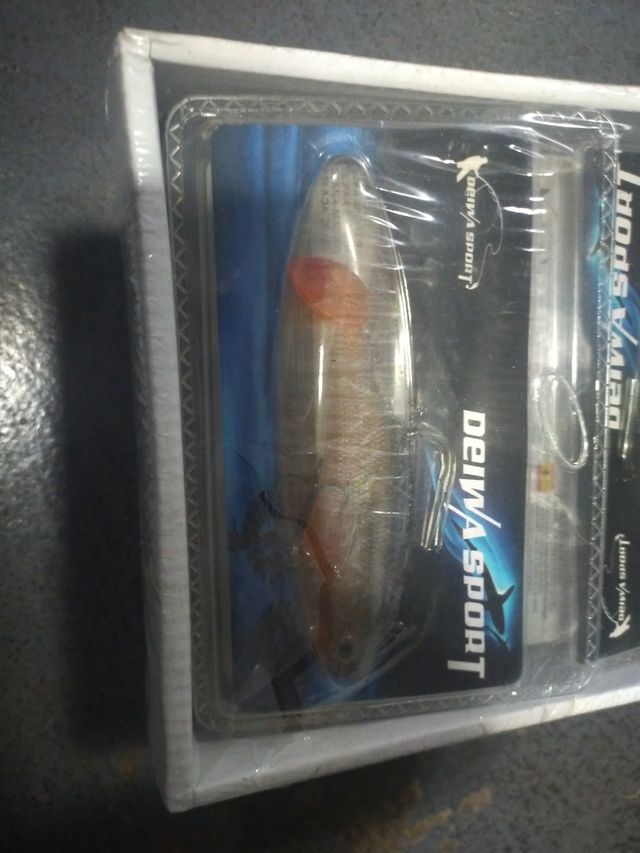 Caja con 12 señuelos de pesca,nuevos