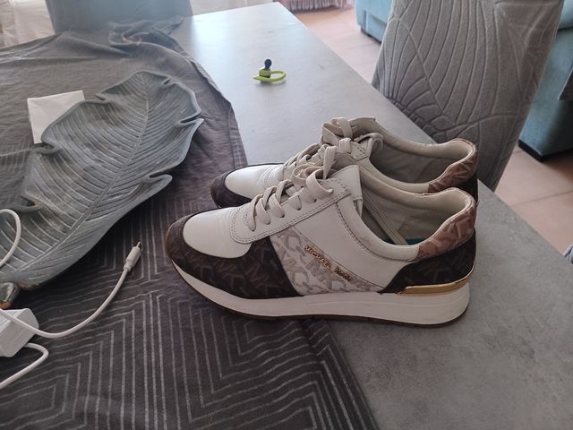 Zapatillas Michael Kors beige y marrón