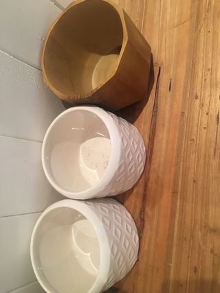 3 macetas: cerámica y madera