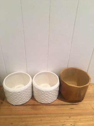 3 macetas: cerámica y madera
