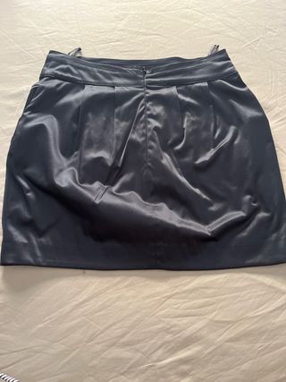 Falda negra corta