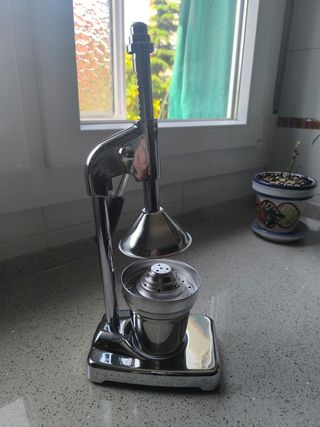 Exprimidor manual metálico