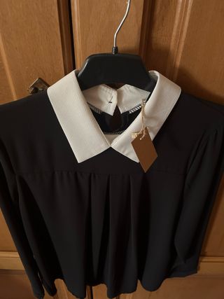 Blusa negra c/cuello blanco
