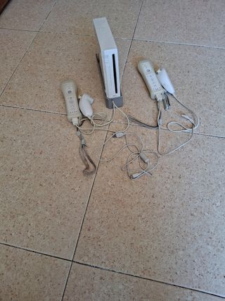 Wii + 2 mandos, fundas y nunchuks