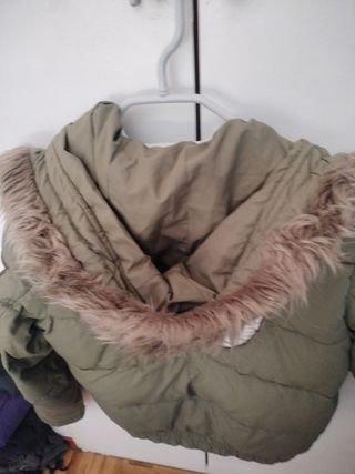 Cazadora acolchada verde oliva  militar con capuch