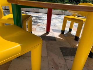 Mesa infantil + 4 sillas amarillas de Tangram
