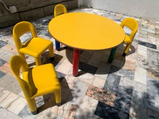 Mesa infantil + 4 sillas amarillas de Tangram