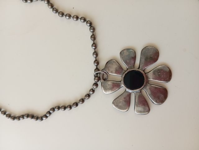 Collar con dije de flor