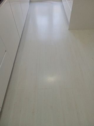 Suelo laminado AC5 8mm 
Color blanco con agua gris