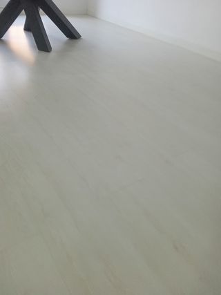 Suelo laminado AC5 8mm 
Color blanco con agua gris