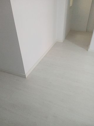 Suelo laminado AC5 8mm 
Color blanco con agua gris