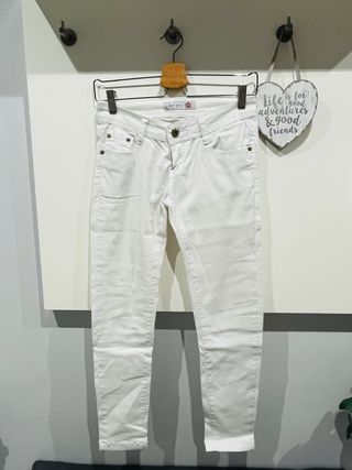 Pantalón vaquero pitillo blanco. Solo envio