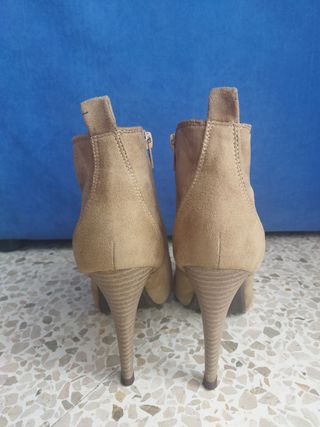 Botines tacón beige mujer